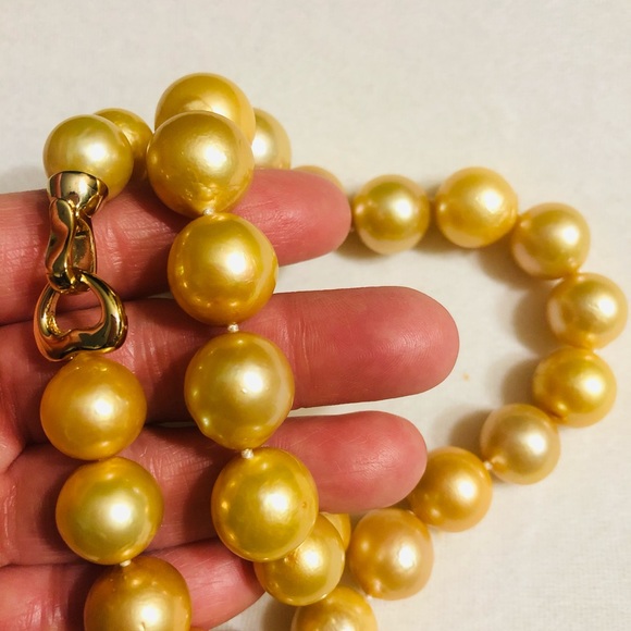 South Sea Pearl Chocker with 18k gold lock - Picture 3 of 3